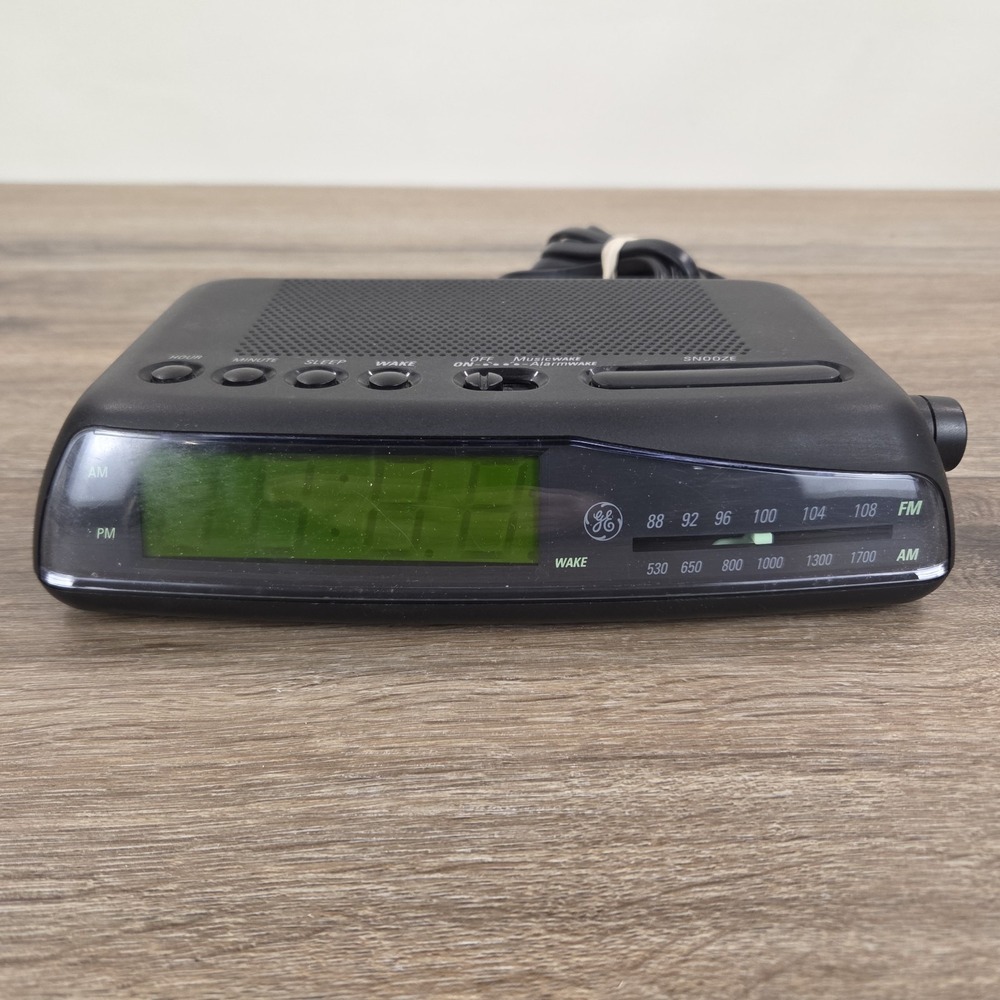 Vintage GE General Electric Digital Alarm Clock Radio AM/FM Model 7-4819A Retro